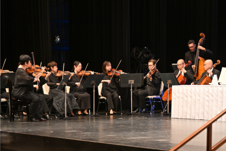 バッハ作「G線上のアリア」、 エルガー作「セレナーデより第2楽章」の2曲が、オーケストラアンサンブル金沢により献奏されました