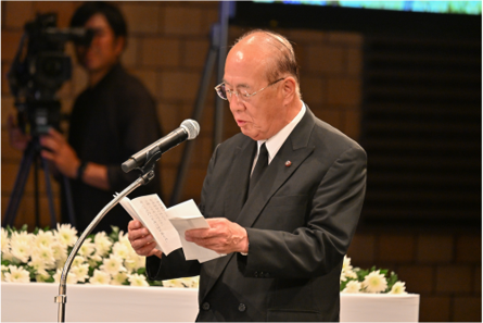 参列者を代表して、市議会議長の前誠一氏、一般財団法人 地方自治研究機構会長の嶋津昭氏、元金沢市副市長の須野原雄氏から追悼のことばがありました