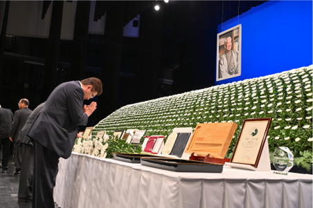 議員、地元経済界、行政の関係者などのほか、多くの一般市民が参列し、花を手向けました