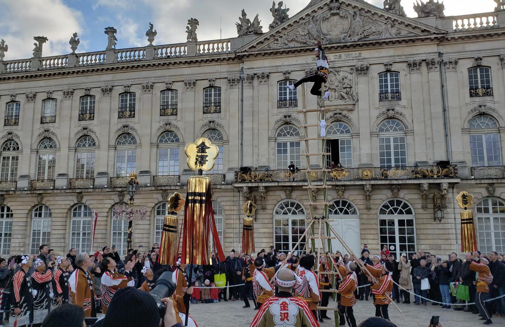 ナンシー市役所前で加賀鳶を披露