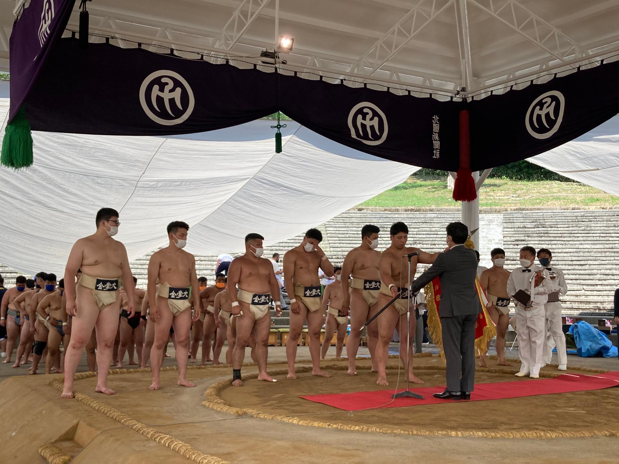 全日本大学選抜相撲金沢大会に出席する村山市長
