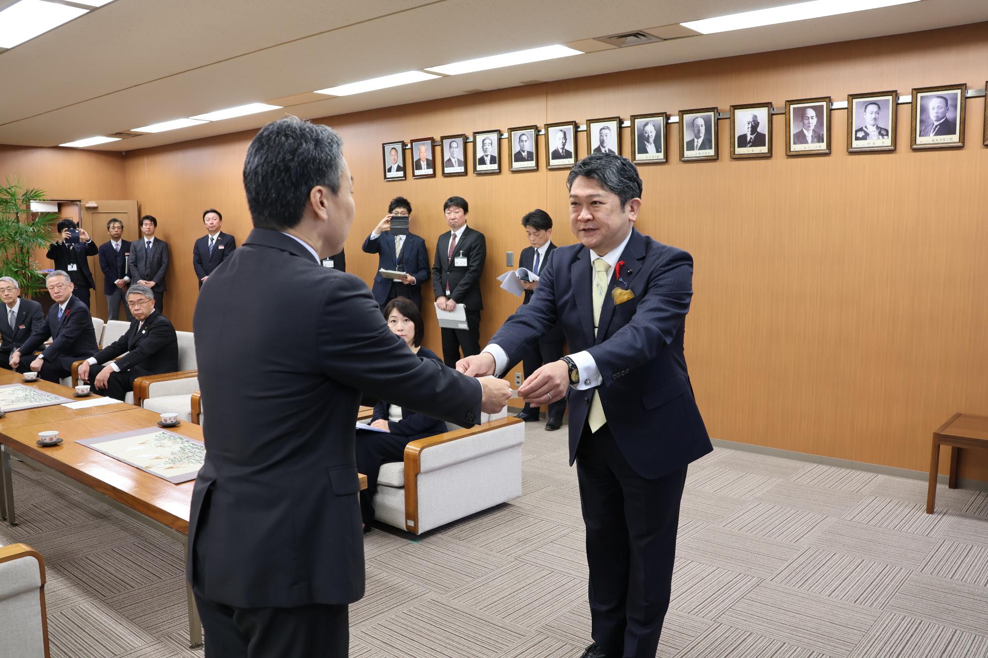 金沢市消防出初式北陸鉄道線鉄道事業再構築実施計画認定書の交付