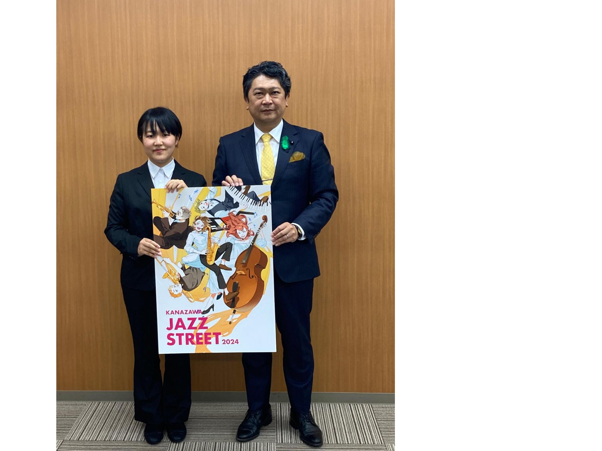 金沢美術工芸大学の橋本珠くさんと市長の写真