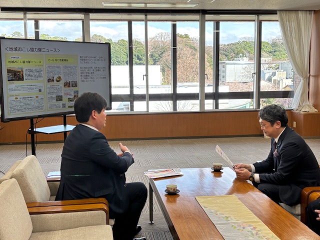 山部裕太さんと市長の対話の様子