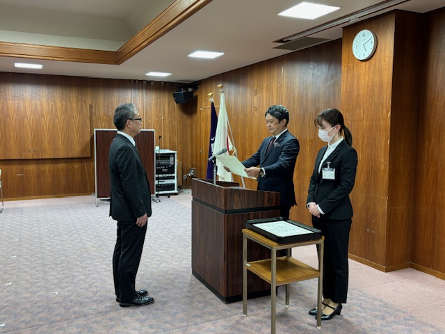 退職される教職員の皆さんに感謝状を贈呈する市長