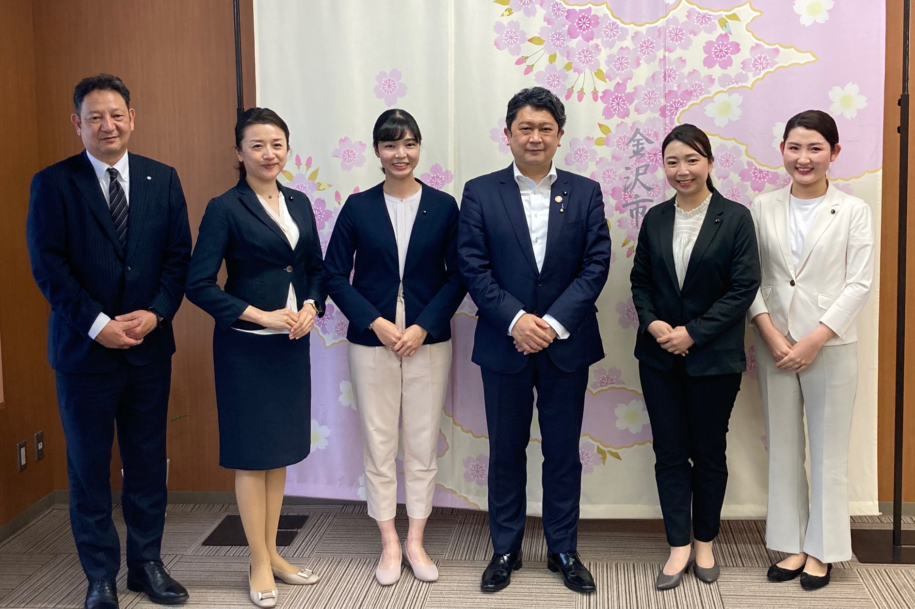日本航空からの出向職員と市長の写真