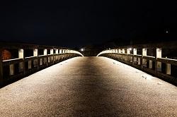 暗闇の中、橋に設置した照明が照らしている、プロモーションムービー「浅野川 夜」の一場面の写真