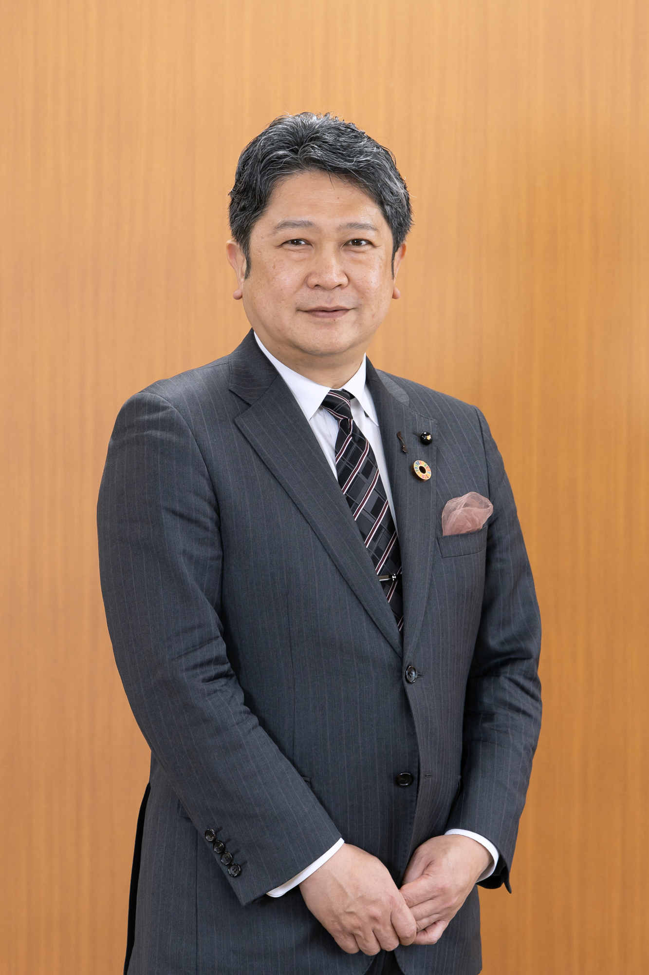 村山市長の写真（立ちポーズ）