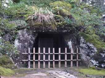 洞窟の前に竹を格子状にした柵が設置されている鳳凰山の写真