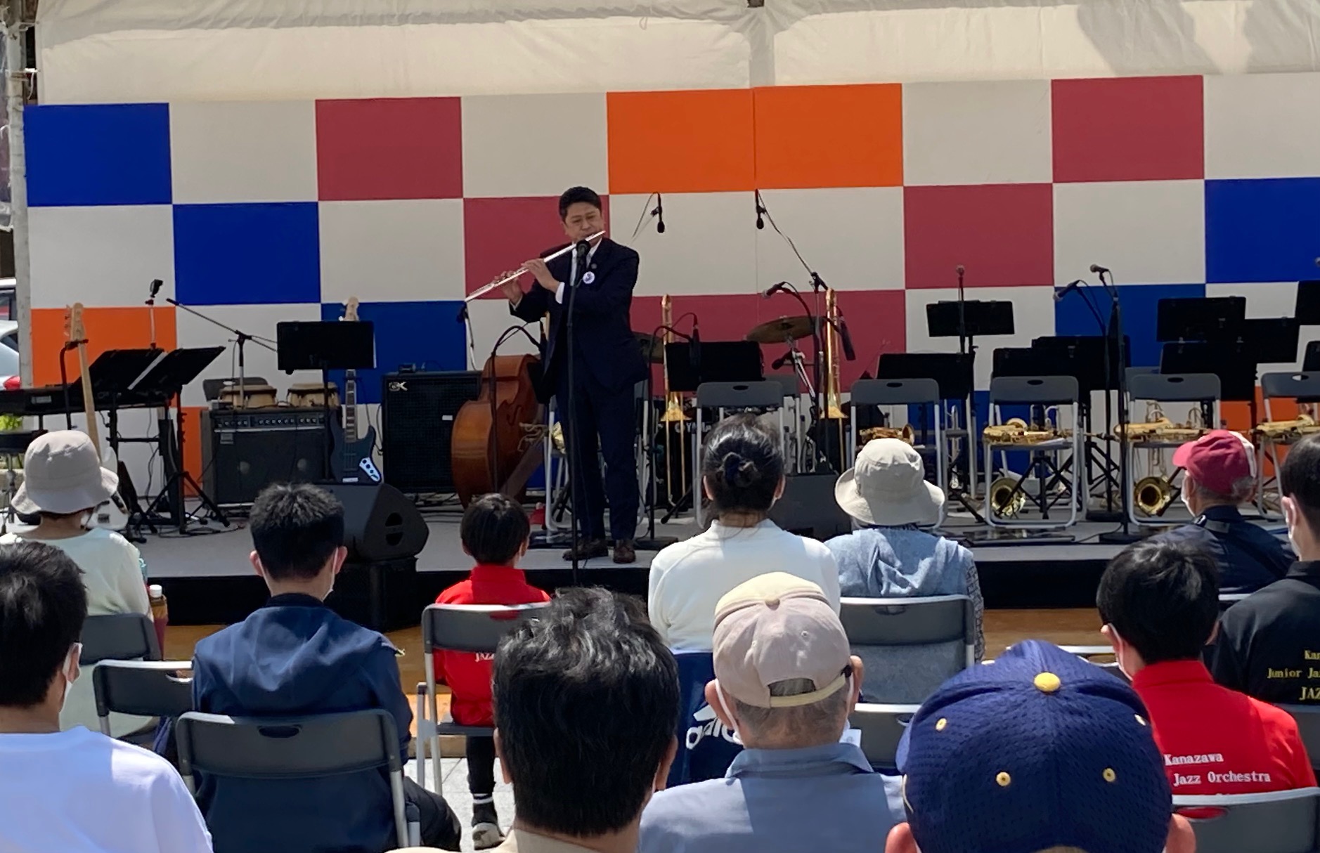 UNESCO International JazzDay 2022 in Kanazawaでフルートを演奏する市長