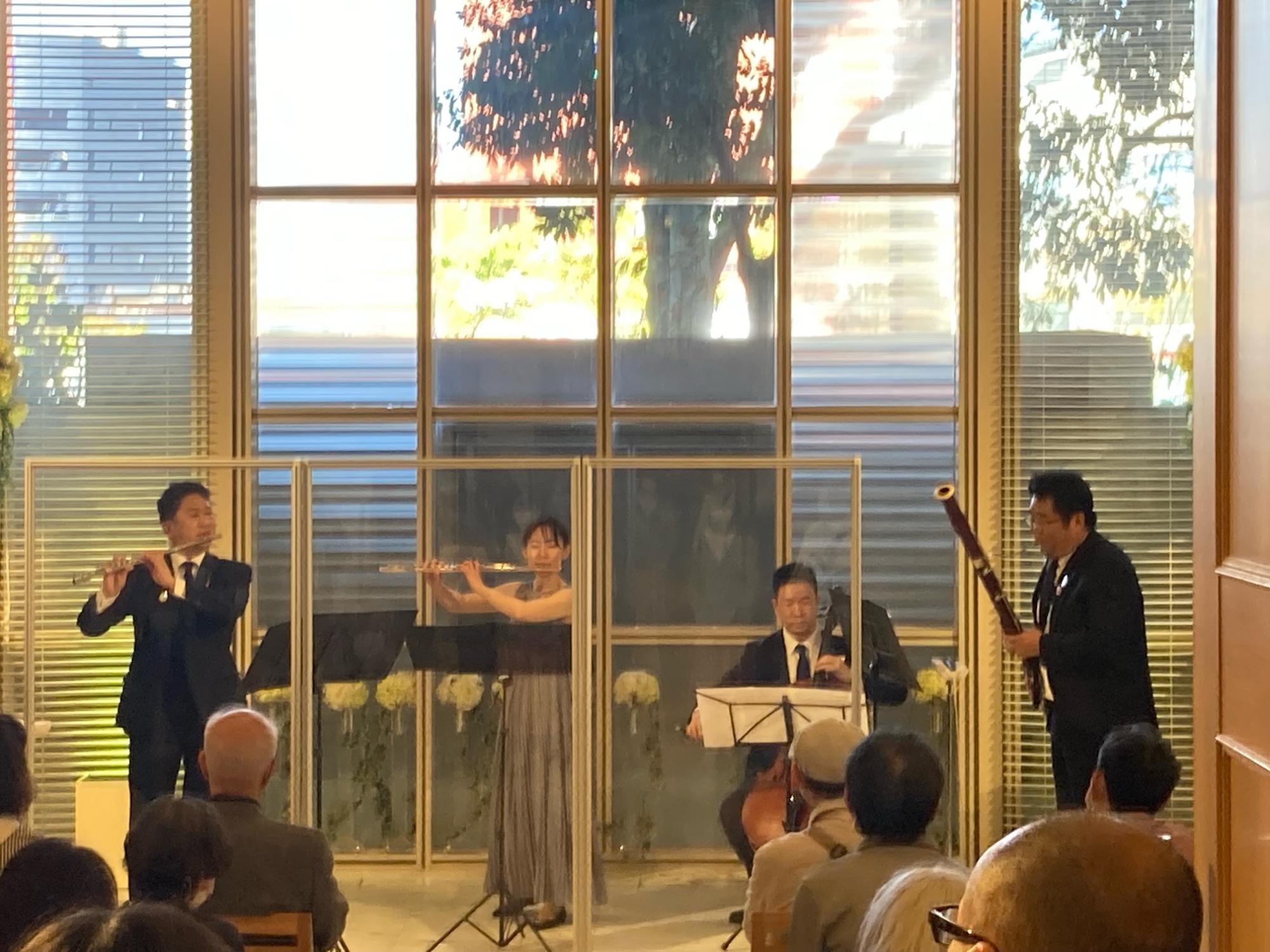 いしかわ・金沢 風と緑の楽都音楽祭でフルートを演奏する市長