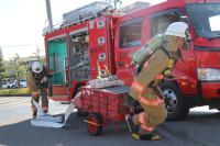 消火ホースを使う訓練の様子を撮影した写真。