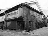 白黒で撮影された2階建ての西茶屋資料館の外観写真