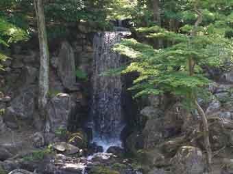 石組の間から流れ落ちる翠滝の写真