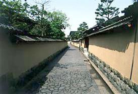 石畳の道に武家屋敷の塀が並んだ道の写真