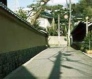 武家屋敷の塀が長く続く整備された道の写真