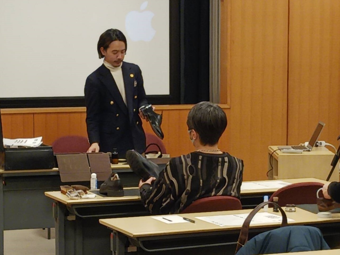 図書館×靴磨きワークショップ