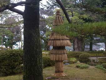 蓮花寺型灯籠