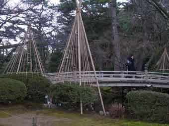 アーチ状の橋の手前に、縄を三角形に吊った竹叉吊りの写真