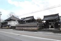 屋根付きの門や倉庫を道路の反対側から撮影した寺町台の写真