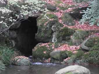大きな石が積まれた山崎山裾に落ちた紅葉の写真
