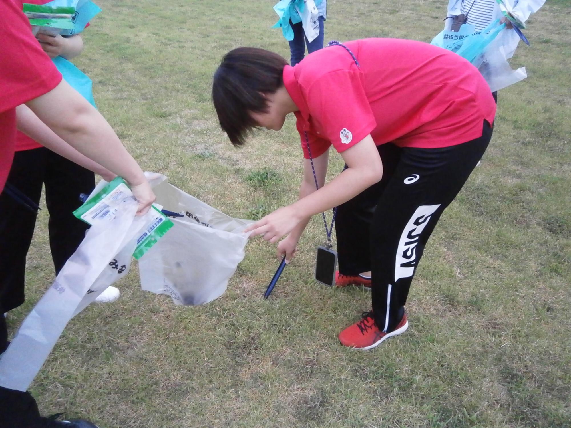 犀川河川敷でゴミ拾いをする様子