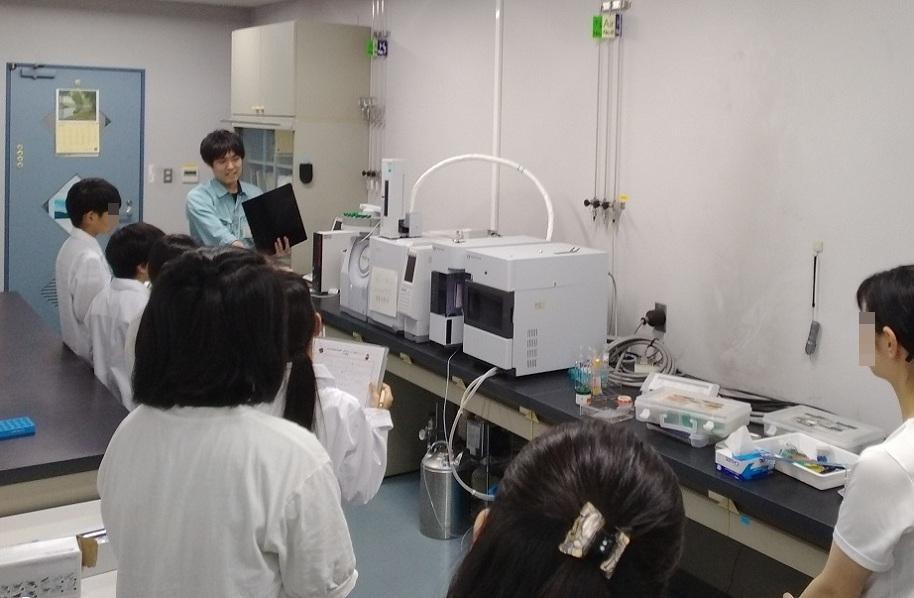 ガスクロ室の見学の様子