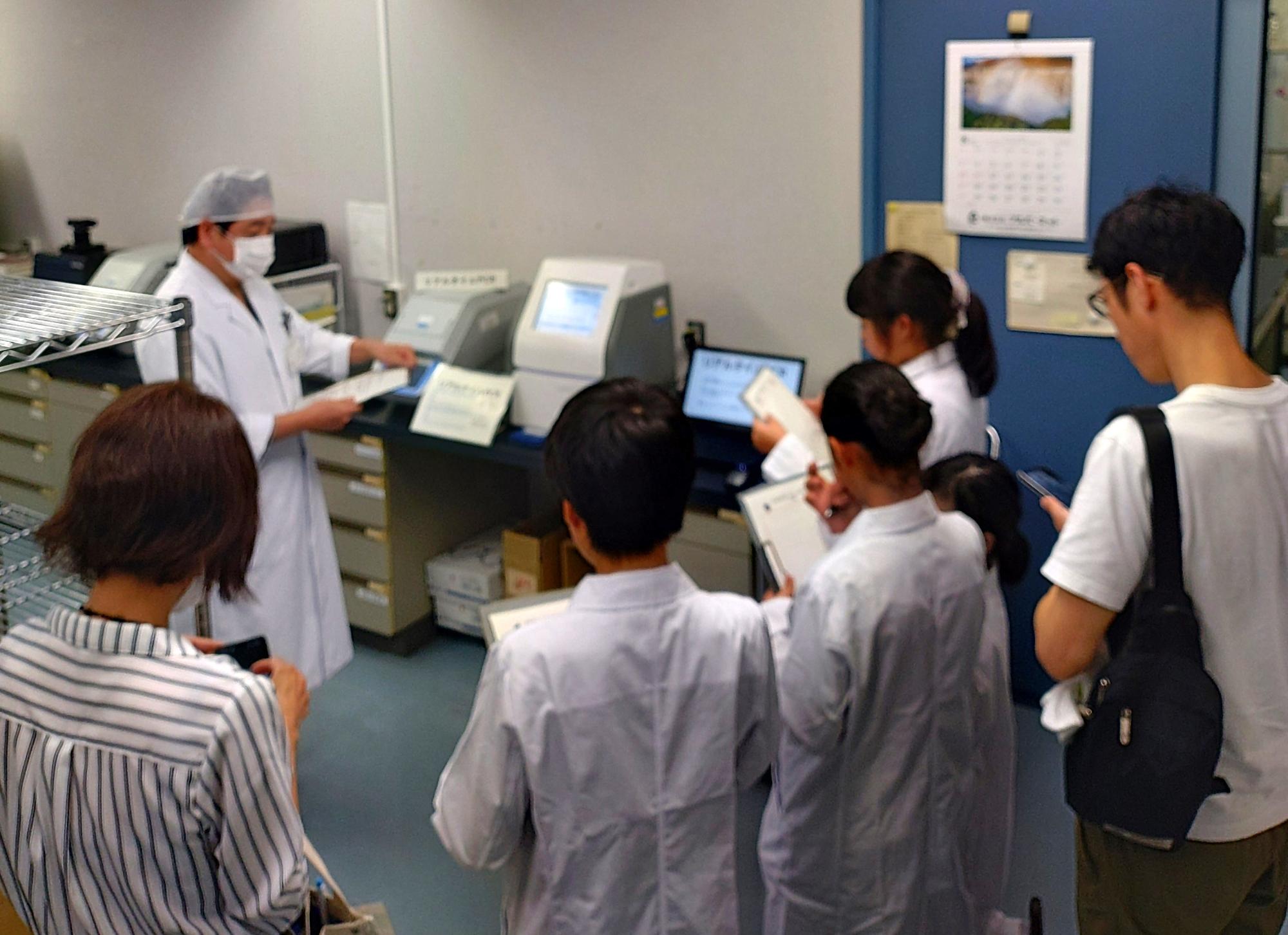 原子吸光分析室の見学の様子