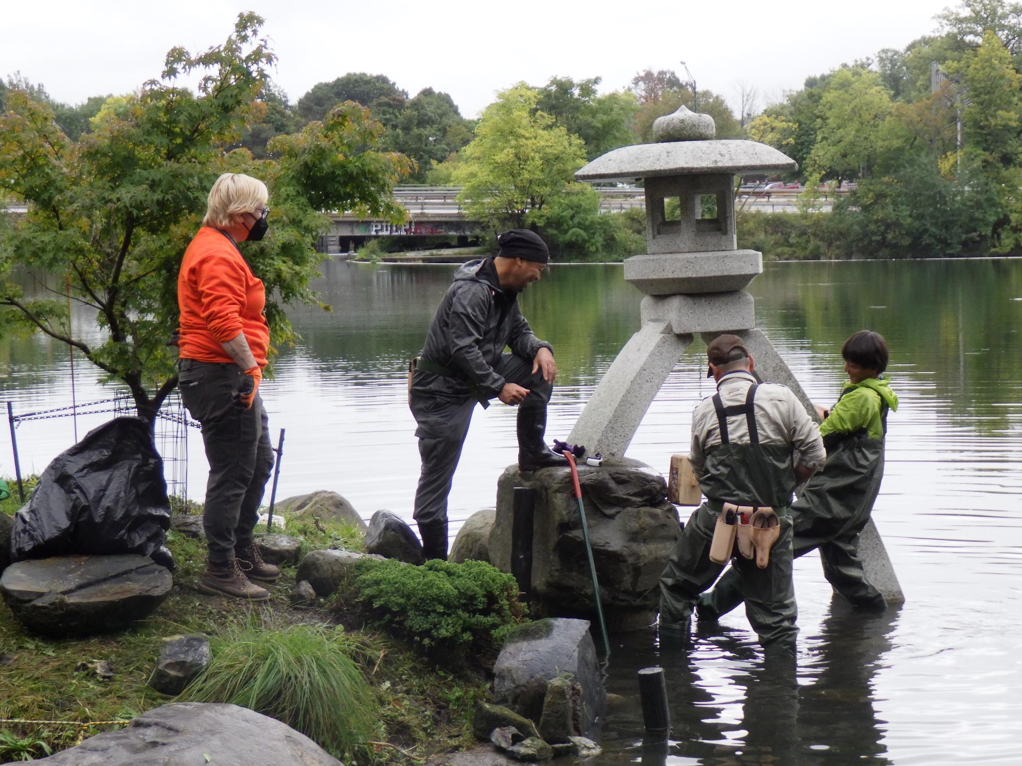 バッファロー市にある日本庭園を修復する庭園技師