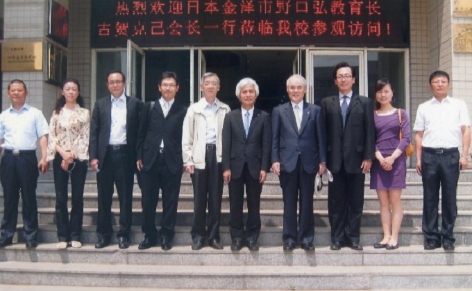 野口教育長が大連工業大学図書贈呈式に参加（2012年12月 金沢市から大連工業大学へ日本語図書502冊を贈呈）