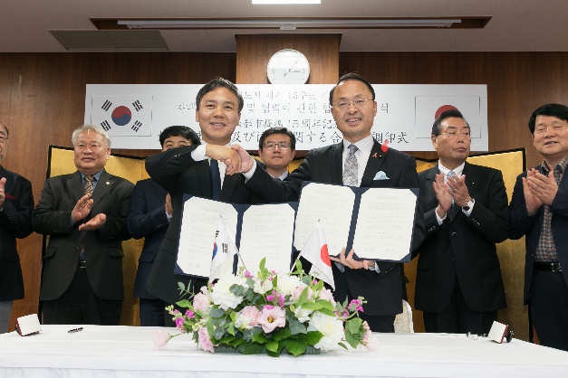 金市長・金市議会議長が来訪、提携15周年記念合意書に署名