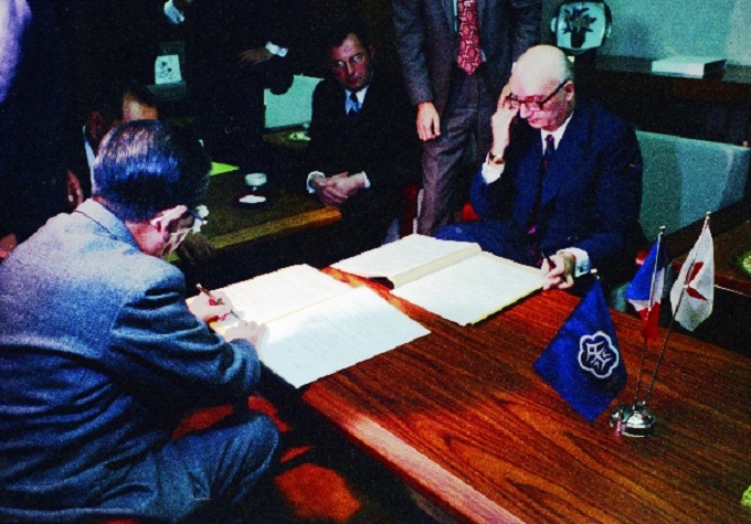 マルタン市長が来訪し、岡市長とともに「金沢・ナンシー姉妹都市盟約書」に署名