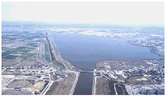 河北潟を上空から写した写真