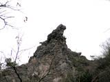 頂上が鋭く尖った形をしている鳶岩の写真