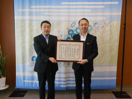 ユニー株式会社の関係者と市長が額に入った感謝状を持ち撮影している写真