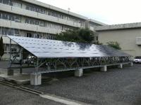 校舎の前に太陽光電の機械が設置してある写真