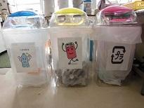 プラスチックのマークや空き缶のイラストが描かれた3個の回収ボックスの写真
