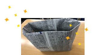 新聞紙で袋が作られていて、キラキラのマークが周りについている完成写真
