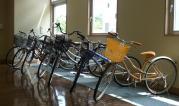 5台の自転車が室内に置かれている写真