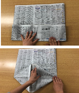 上には下側を折り曲げている新聞紙と、下には左右を三角に開いている新聞紙の写真