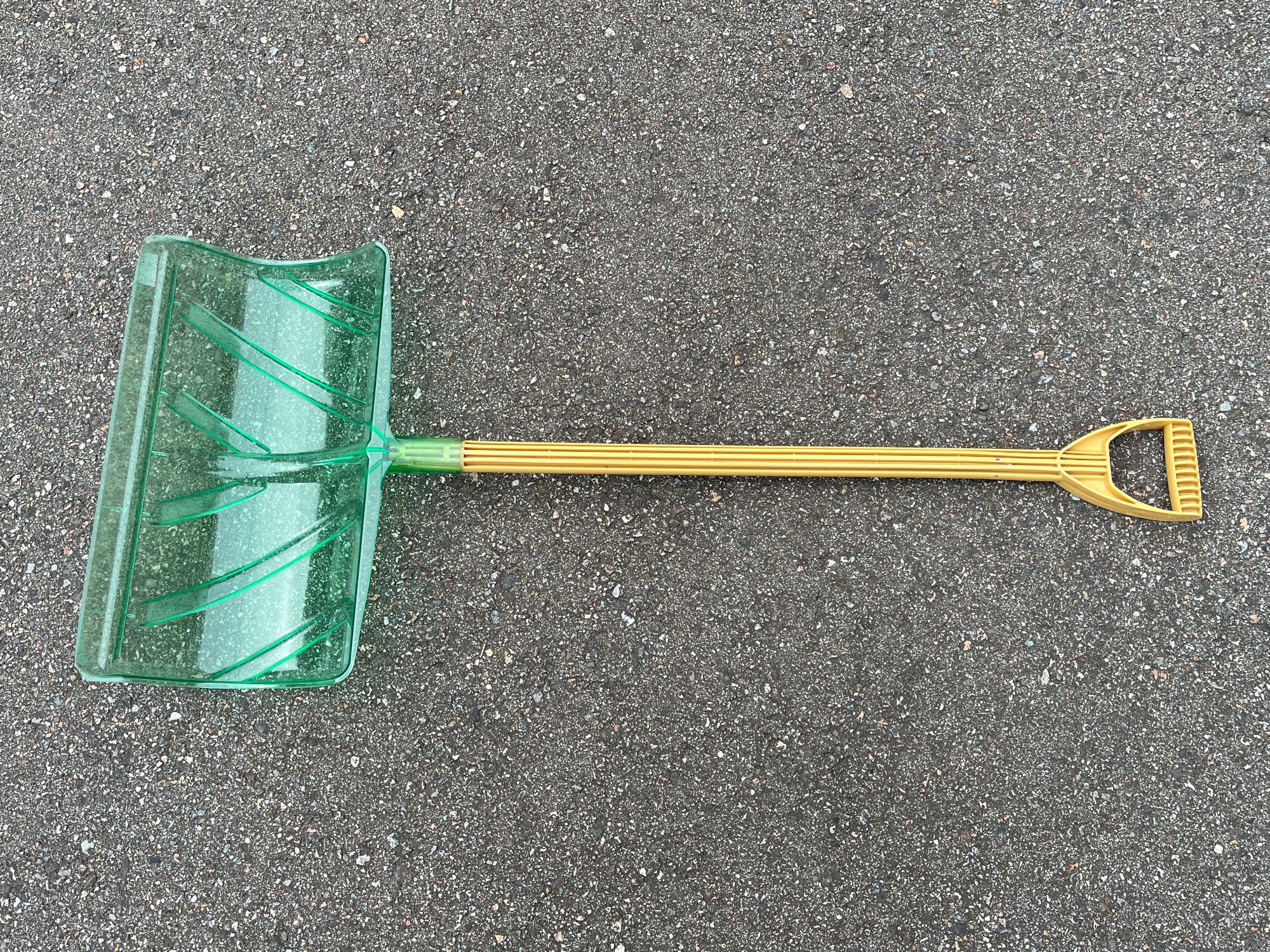 雪かきスコップ