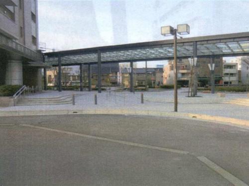 広い歩道やアーケードが整備された三・四工区広場の写真