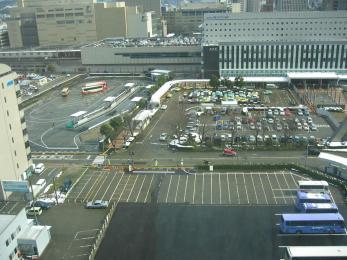 平成23年3月の工事進捗、北西から撮影した写真。金沢駅西口駐車場全体を写している。