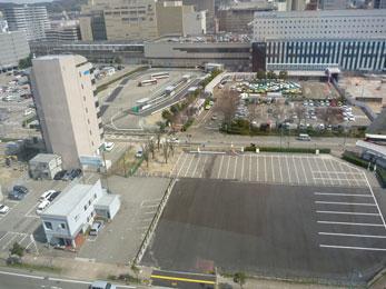平成23年4月の工事進捗、北西から撮影した写真。手前に何も停まっていない駐車場が大きく写っている。