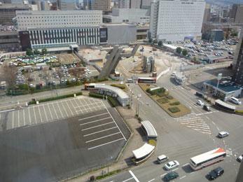 平成23年4月の工事進捗、北西から撮影した写真。路線バス降車場の屋根が撤去されている。