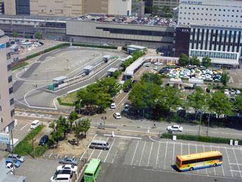 平成23年6月の工事進捗、北西から撮影した写真。ロータリー内のバス駐車場の白線が濃ゆくなっている。