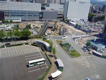 平成23年6月の工事進捗、北西から撮影した写真。ロータリー内部はアスファルトがなくなり整地され重機が停まっている。