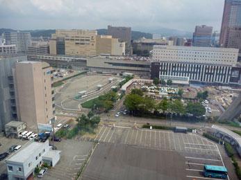 平成23年8月の工事進捗、北西から撮影した写真。観光バス乗降場が大きく写っている。