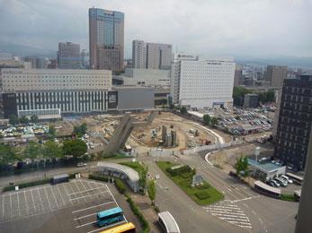 平成23年8月の工事進捗、北西から撮影した写真。ロータリー部分は整地され重機が入り工事をしている。