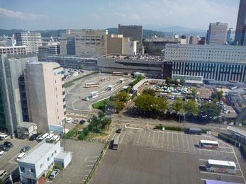 平成23年9月の工事進捗、北西から撮影した写真。中央にタクシーが沢山停まっている。